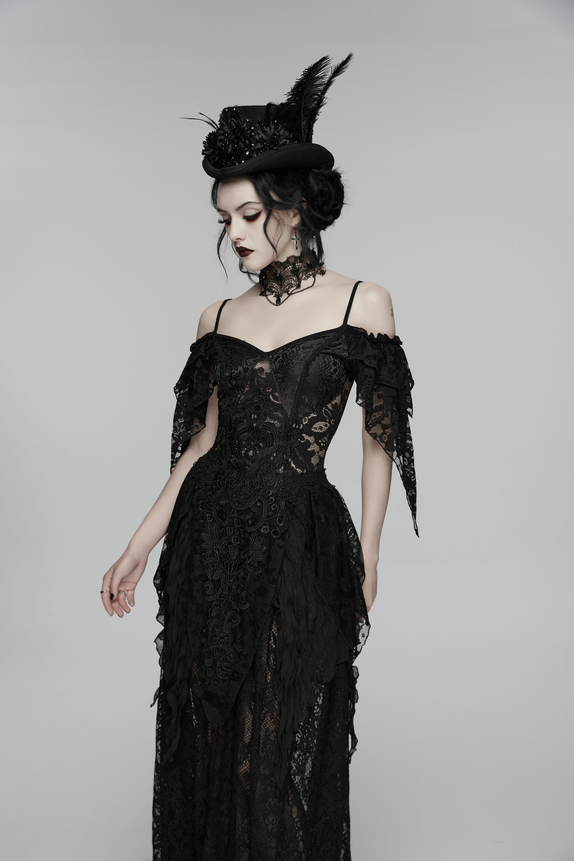 Model wearing Punk Rave Goth Retro Feather Formal Hat with a black lace gown for a gothic look.